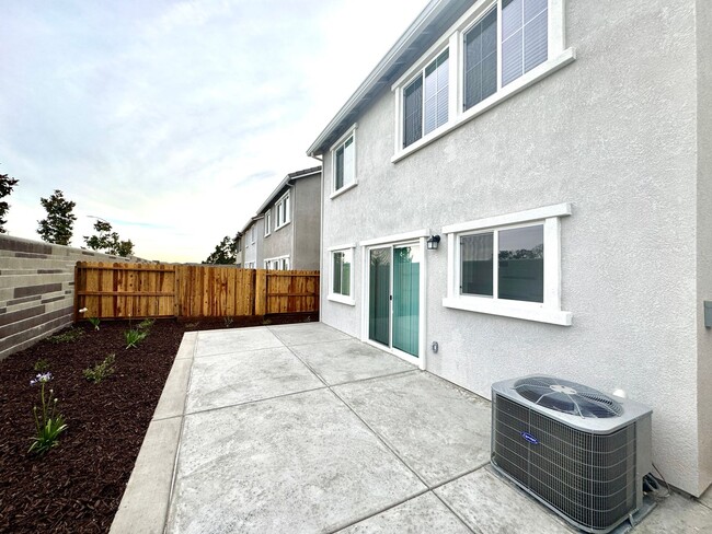 Building Photo - BRAND NEW 4 BEDROOM, 2.5 BATHS, 2 CAR GARA...