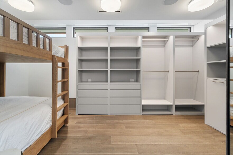 Building Photo - 716 The Strand