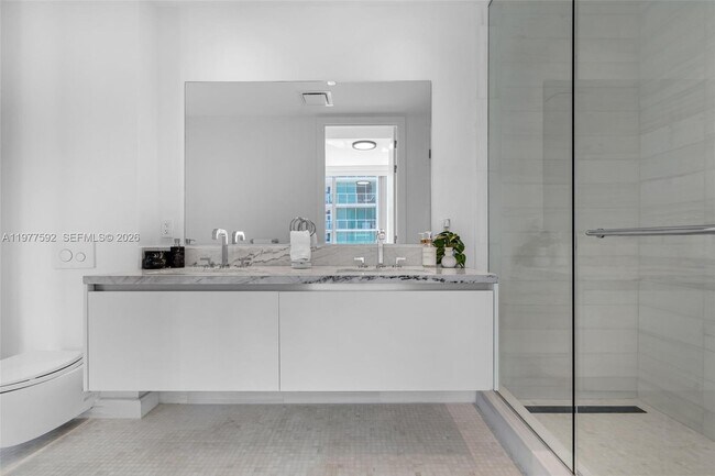 Building Photo - 700 NE 26th Terrace