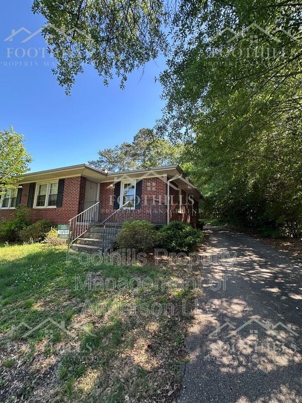 Building Photo - 2215 Bellview Rd