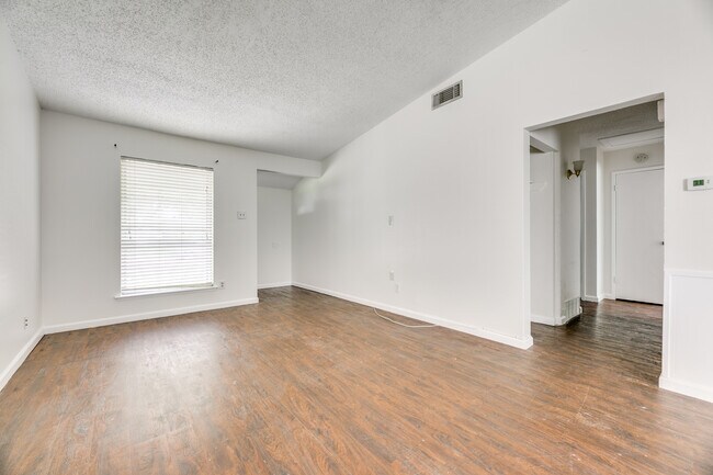 Building Photo - 209 Wake Dr