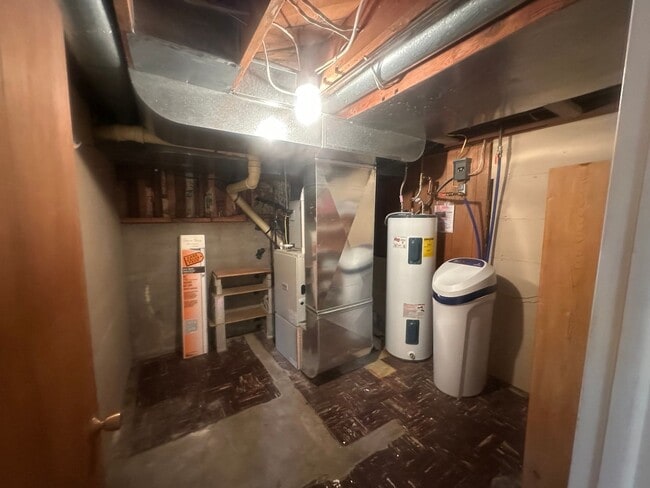 Building Photo - Large  two bedroom, two bathroom, pet friendly home!