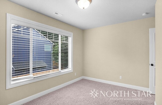 Building Photo - Beautiful Craftsman in Lake Oswego