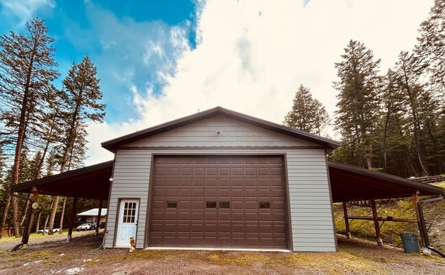 Building Photo - Huge Shop with 2 bedroom 2 bath Condo attached!