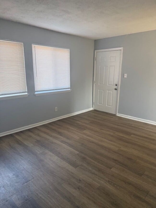 Building Photo - Absolutely Adorable two bedroom is move in ready!