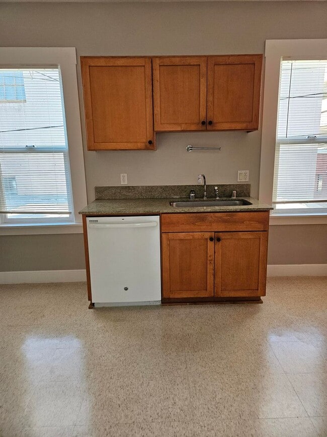 Building Photo - 321a 4th Ln