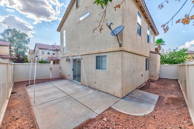 Building Photo - 949 Medina De Leon Ave