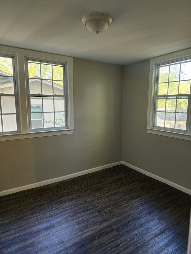 Building Photo - Spacious 4 bedroom 2 bath Will Not last long!