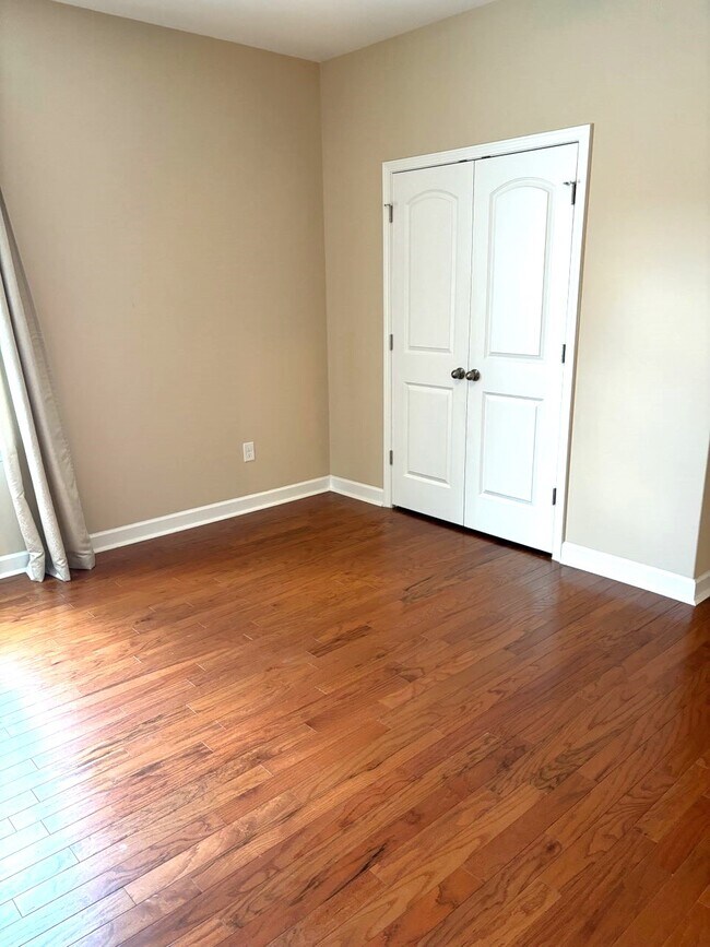 Building Photo - 231 Belclare Way