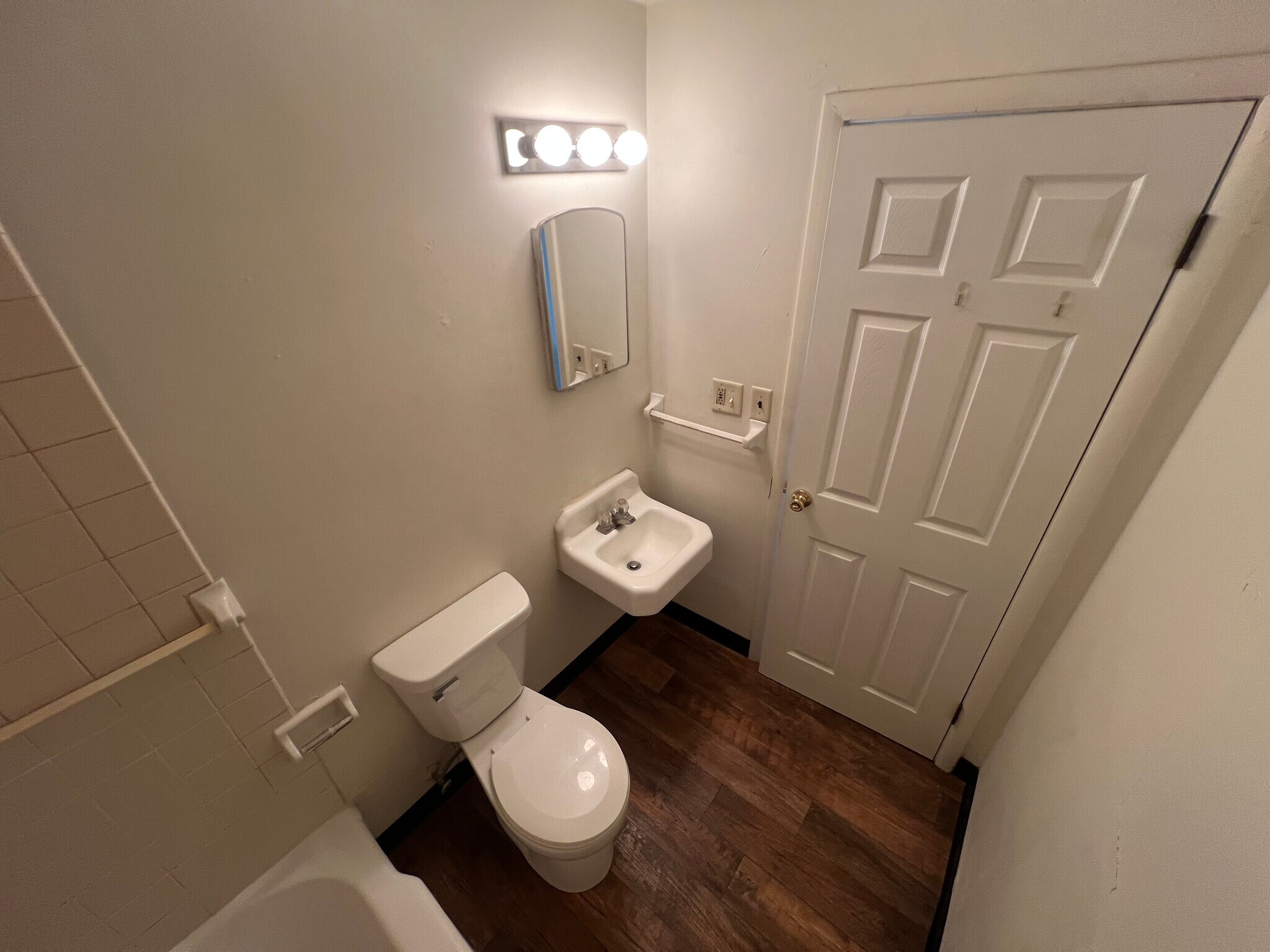 Building Photo - 413 10th St S