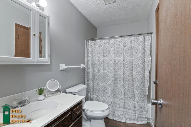 Building Photo - Spacious 4 Bedroom Home **Half Off October...