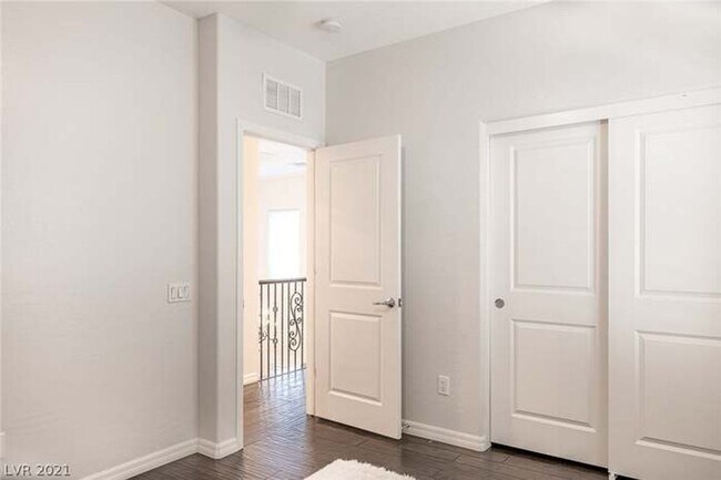 Building Photo - Stunning 3-bedroom, 2.5-bathroom home loca...