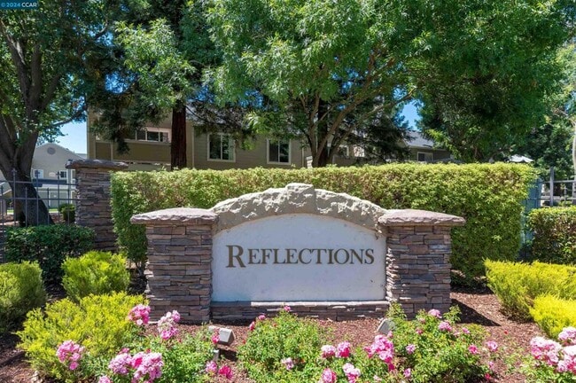 Building Photo - 225 Reflections Dr
