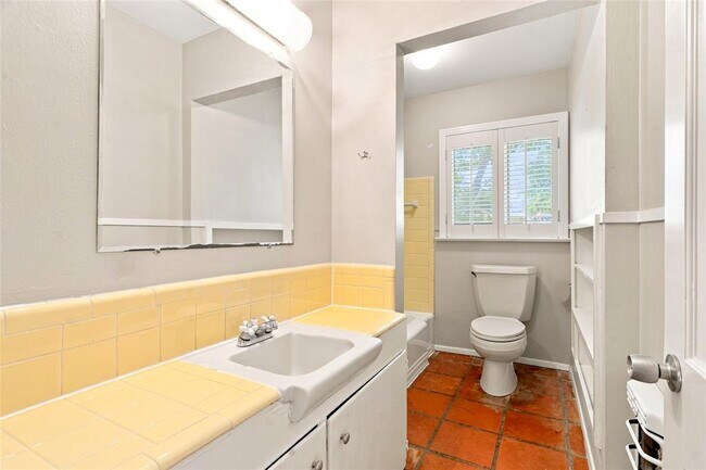 Building Photo - 3005 Village Dr