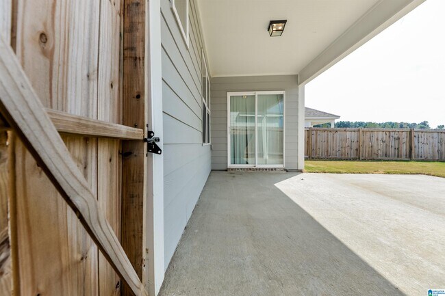 Building Photo - 900 Hawthorn Ln