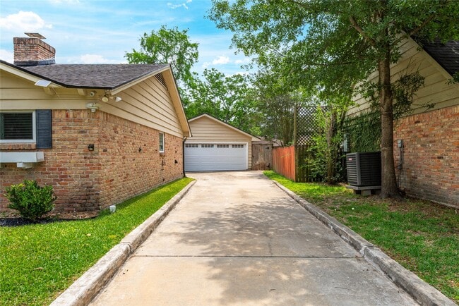 Building Photo - 4034 Shady Springs Dr