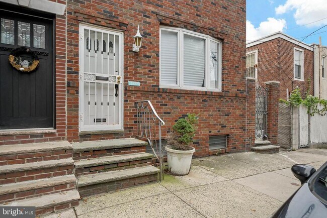 Building Photo - 1122 McClellan St