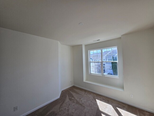 Building Photo - Spacious 3BR, 2.5BA Townhome with Loft & High Ceilings in a Fantastic Location!