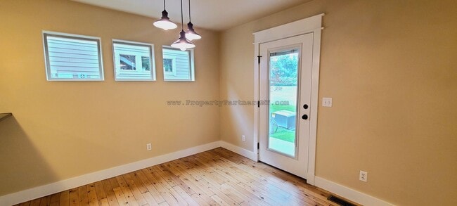 Building Photo - **$1,000 off first month rent!** Beautiful...
