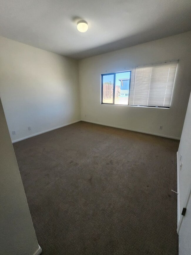 Building Photo - Comfortable One Bed, One Bath Apartment- W...