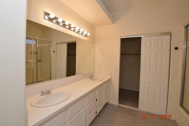 Building Photo - 9330 Cool Creek Ave