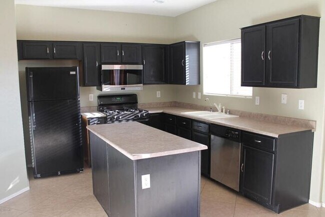 Building Photo - Beautiful 3 Bedroom, 2.5 Bath Home w/Open Floor Plan and Loft! Large Backyard with Fire Pit! Wash...