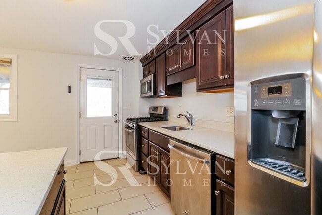 Building Photo - Prepare to fall in love with this 3 bedroo...