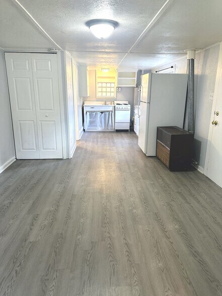 Building Photo - 833 1/2 Bross Street