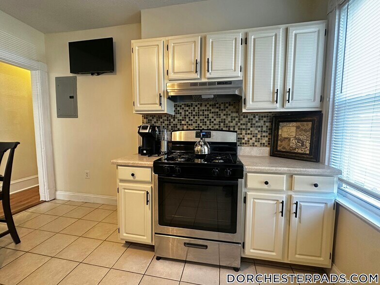 Building Photo - 32 Kingsdale St