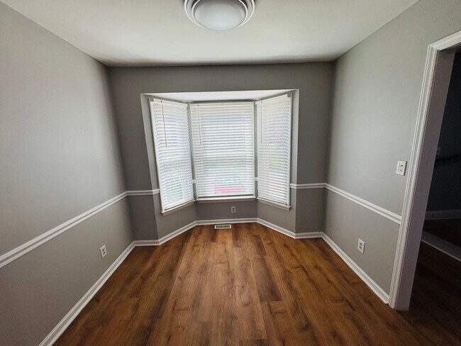 Building Photo - 5612 Darrow Dr