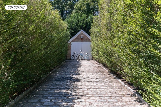 Building Photo - 148 Meeting House Ln