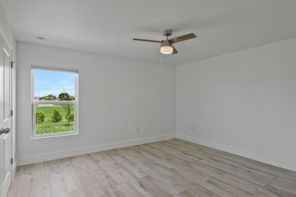 Building Photo - 2426 Santa Barbara Blvd N