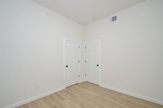 Building Photo - 405 Clearwater St