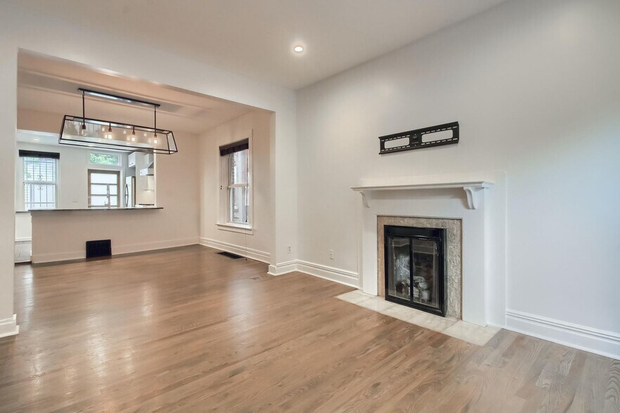 Primary Photo - 2074 N Clarkson St