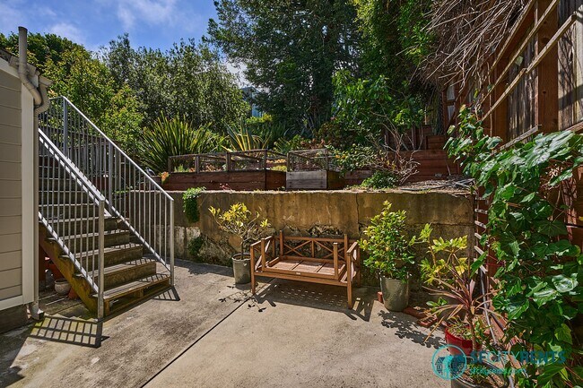 Building Photo - Noe Valley: Remodeled Top Floor Bi-Level Apartment w/ Views & Shared Yard