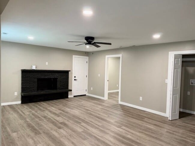 Building Photo - LARGE 4 BEDROOM ALL REMODELED