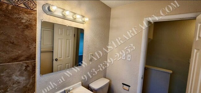 Building Photo - Beautiful House in South KC-Available NOW!!