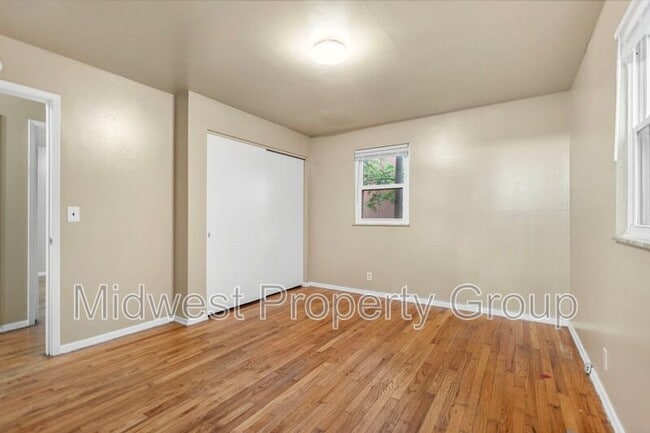 Building Photo - 1364 Farmview Ave