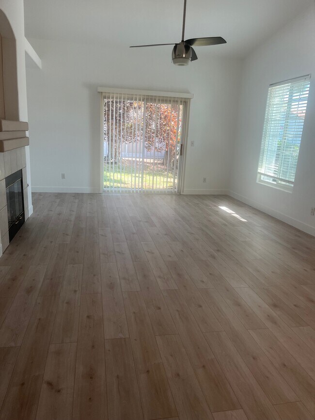 Family Room - 8772 Bridgeport Bay Ave