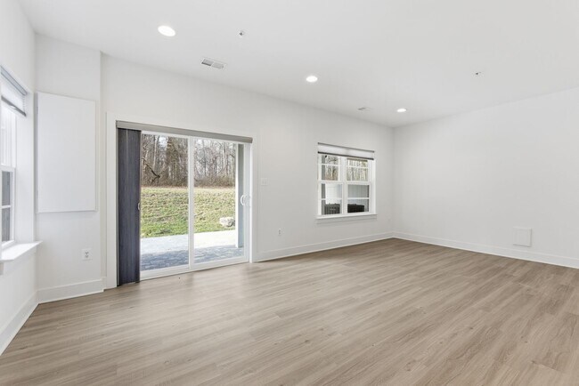 Building Photo - Beautiful 4 BR/4.5 BA EOG Townhome in Laurel!