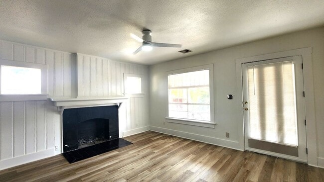 Building Photo - 2 BED 1 BATH CENTRAL PARK ADDITION NEAR PA...
