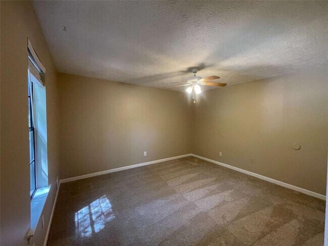 Building Photo - 55 Hunt Ridge Dr