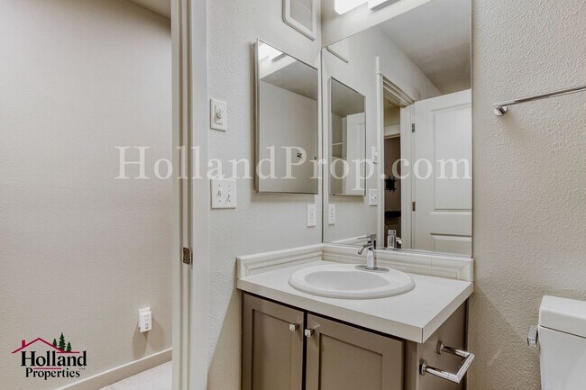 Building Photo - New Rent Price: $2,150 +$250 Off First 2 Full Months - Better Than New Light-Filled Townhome in H...
