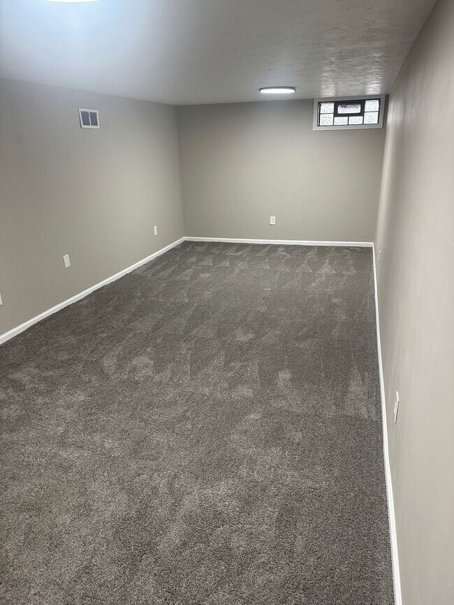 Building Photo - Stunning South Euclid 3 Bedroom