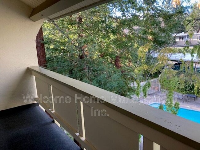Building Photo - 1305 Boulevard Way