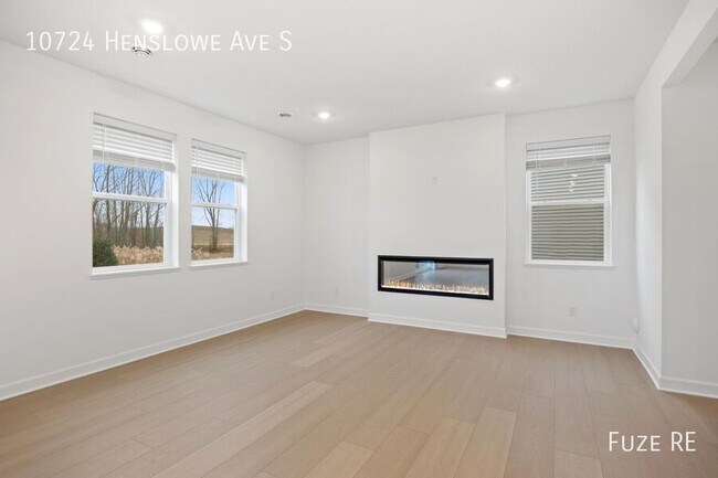 Building Photo - 10724 Henslowe Ave S