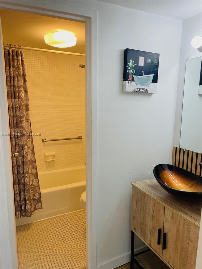 Building Photo - 2899 Collins Ave