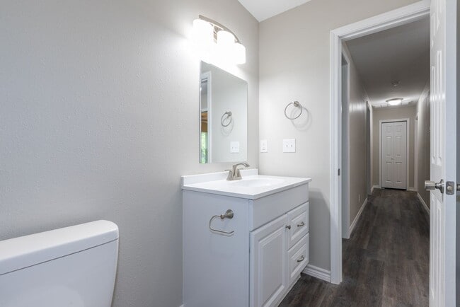 Building Photo - 4 Bedroom 2 Bath + Updated