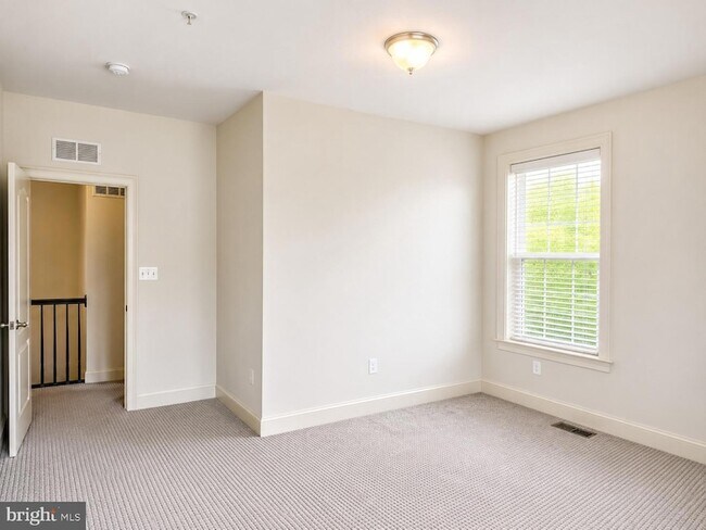 Building Photo - 3332 Burton Dr