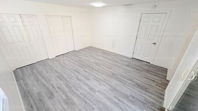 Building Photo - 3 Bedroom 2 bathroom house located near the Kern Medical Hospital, East Bakersfield High, and a s...
